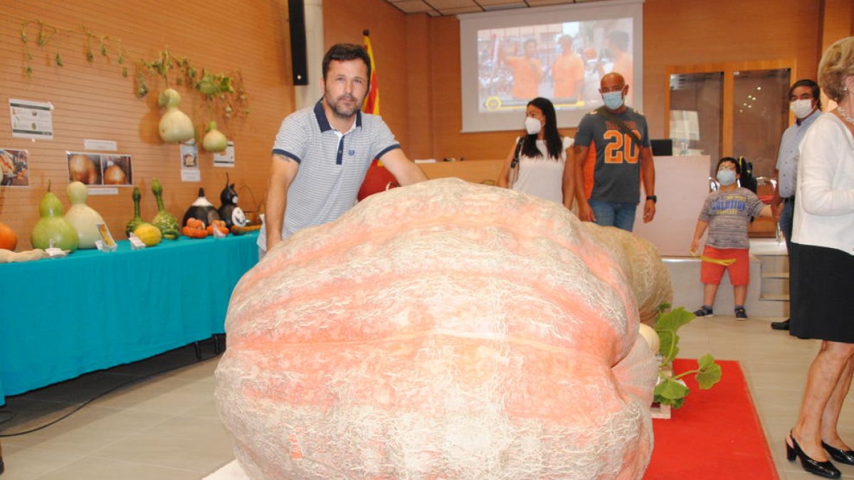 Sergi Balcells, amb la carabassa gegant conreada l’any passat.