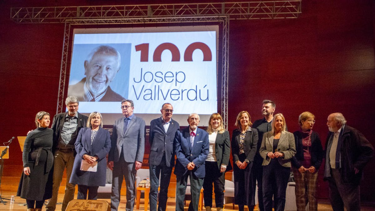 Josep Vallverdú, al centre, amb les autoritats que van participar en la inauguració del seu Any.