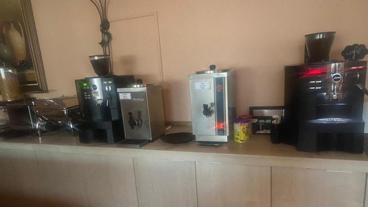 Els aparells d’un restaurant, amb la llum roja que indica que no tenien aigua per funcionar.