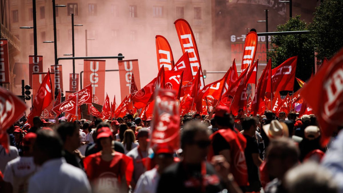 Manifestants durant la marxa pel Día Internacional dels Treballadors de l'1 de maig a Madrid.