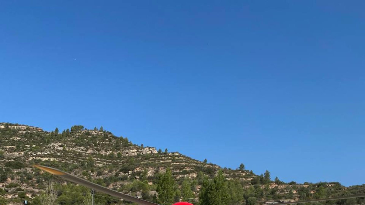 Efectivos de Bomberos y del SEM, ayer en Barruera.