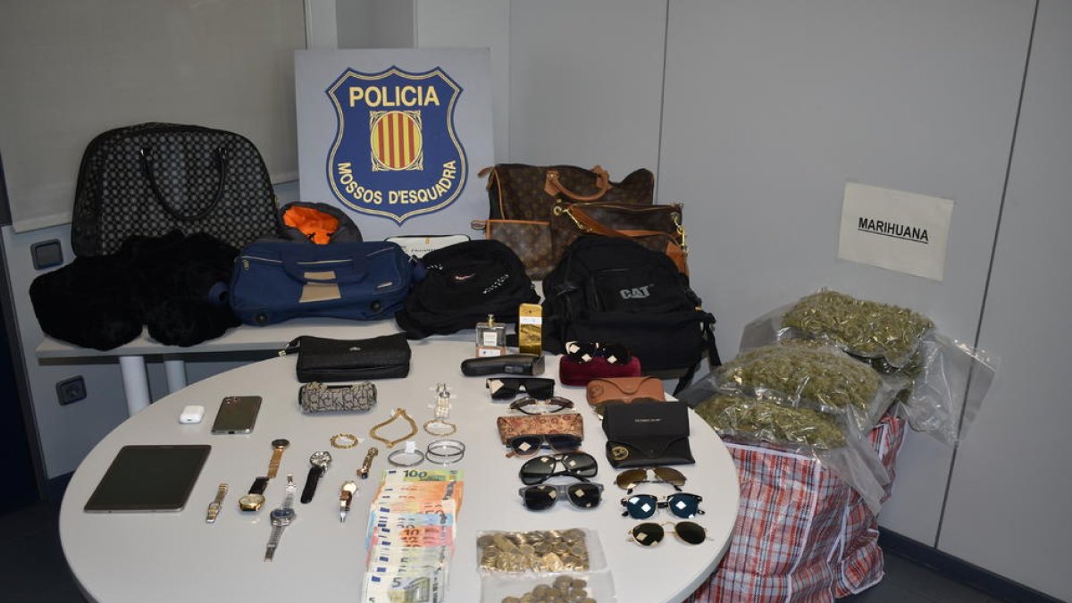 Marihuana, joyas, relojes, ropa y dinero decomisado al grupo criminal que operaba desde Tarragona.