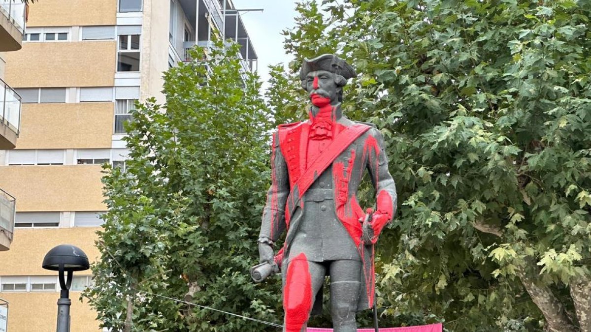 Pinten l'estàtua de Gaspar de Portolà de Balaguer