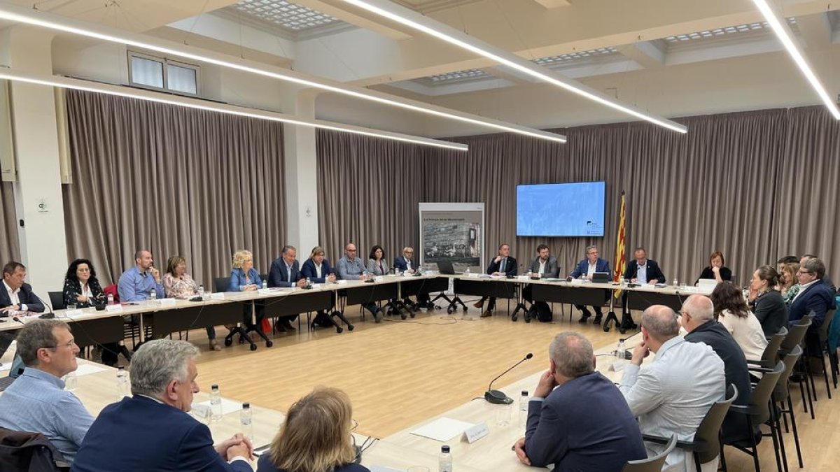 Una imatge de la reunió de la comissió de seguiment del Pla Rodalies de Lleida que s'ha fet aquest divendres a la Diputació.