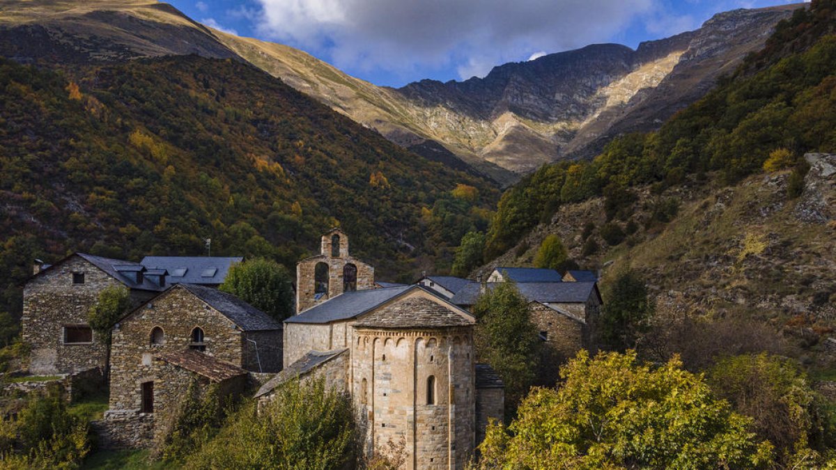 Vista de l’exterior de l’absis de Santa Maria de Cardet.