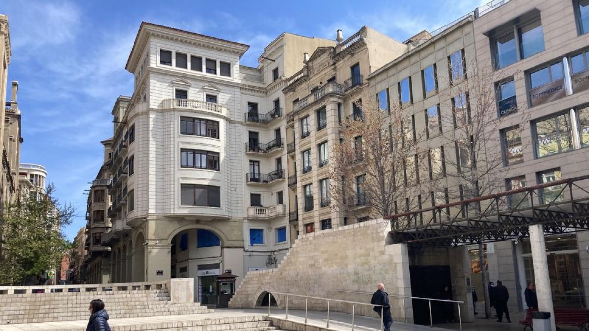 Vista de la plaza Sant Joan de Lleida, con la pasarela y sus escaleras en el fondo.