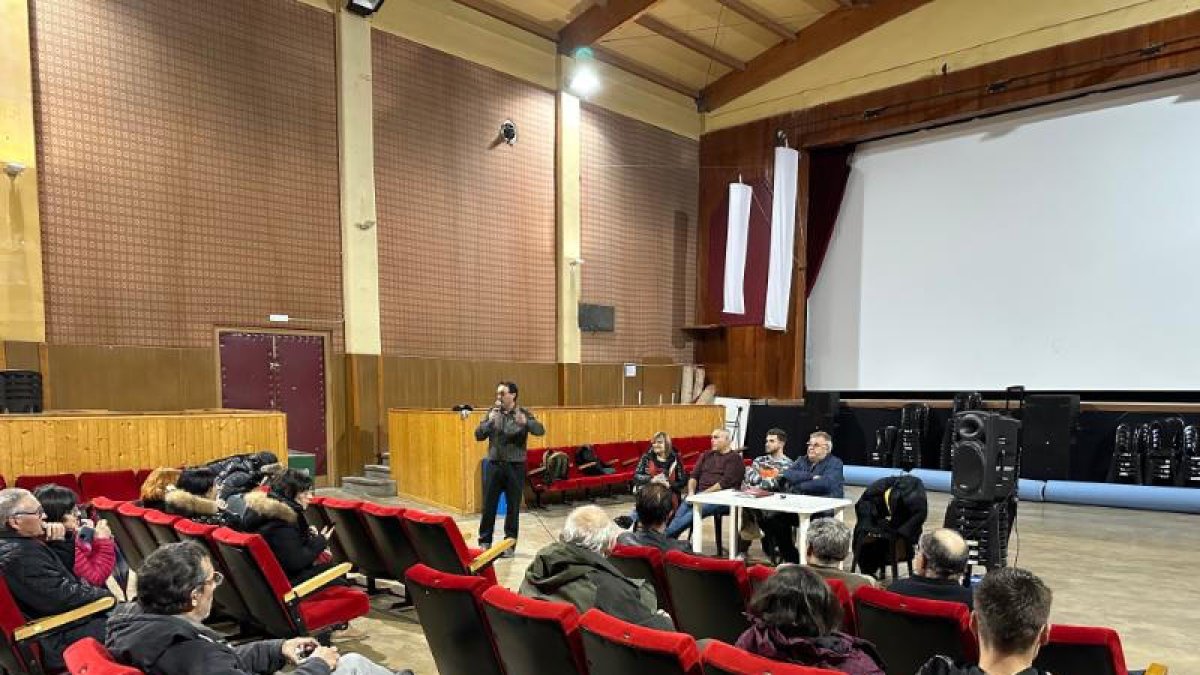 Un momento de la reunión vecinal para explicar los proyectos.