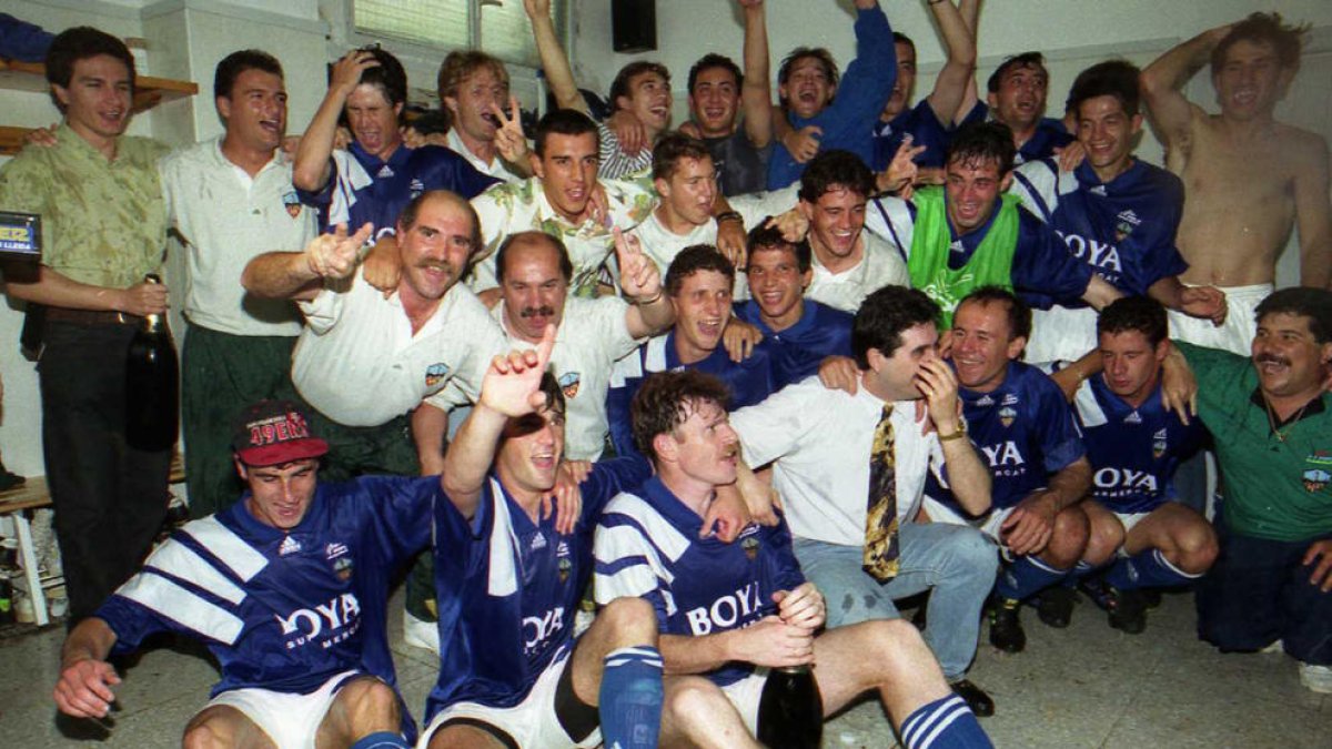 La plantilla i cos tècnic, celebrant l'ascens al vestidor.