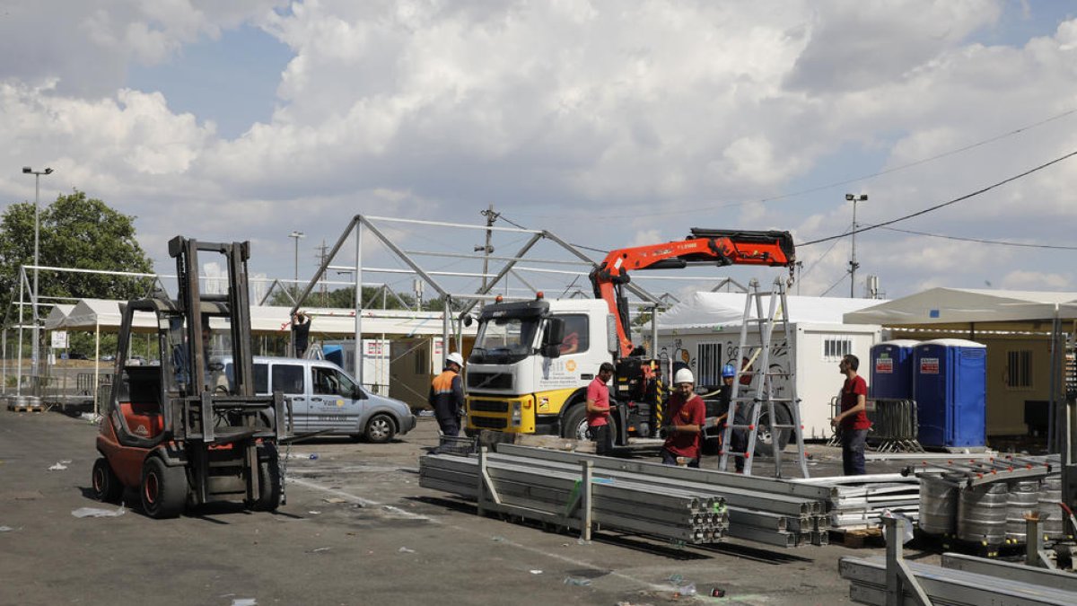 Entre el domingo y hoy, una treintena de operarios limpiarán la zona del parking de los Camps Elisis..