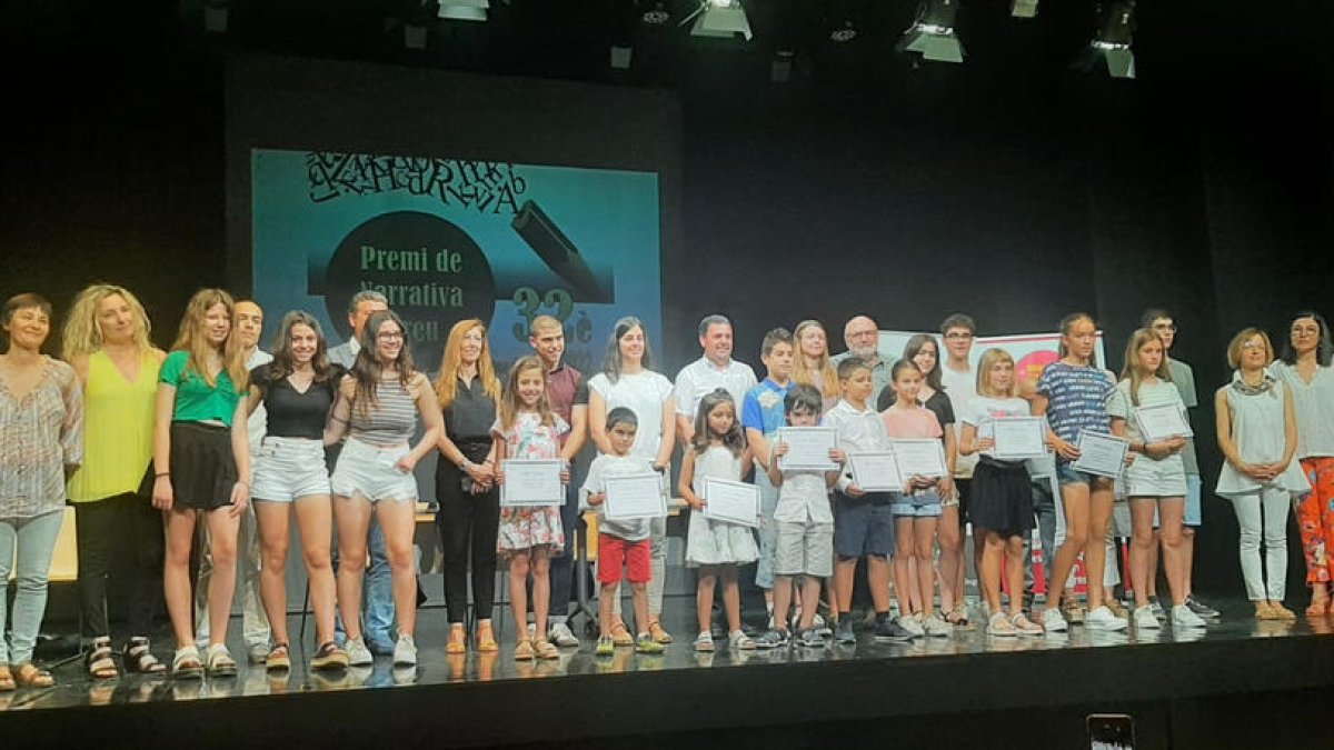 Foto de familia de los galardonados, los organizadores y los representantes de distintas entidades.