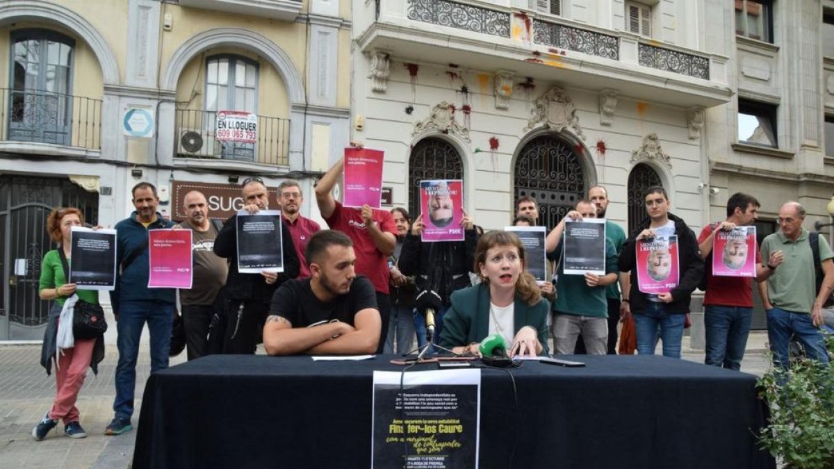 Un momento de la rueda de prensa delante de la sede del PSC en Lleida.