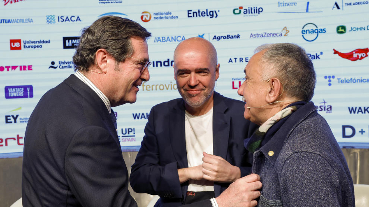 Imagen de archivo de Antonio Garamendi conversando con los líderes de los sindicatos CCOO y UGT.