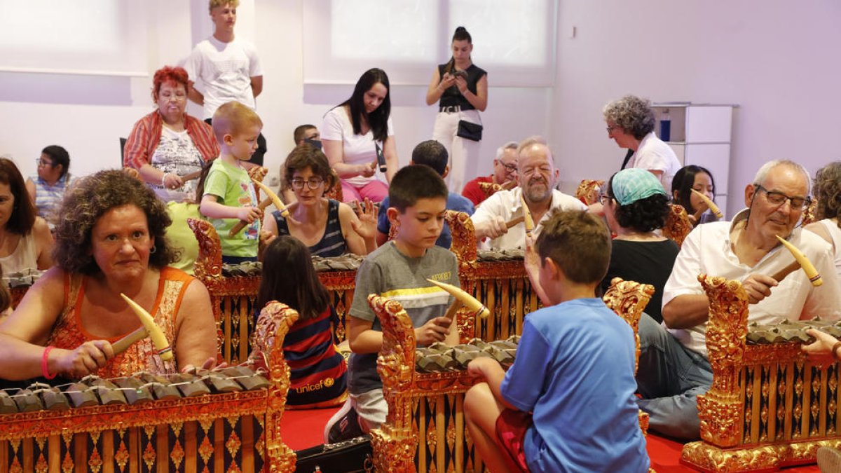 CaixaForum va celebrar la ‘Nit d’Estiu’ amb propostes variades com interpretar la música pròpia de Bali.