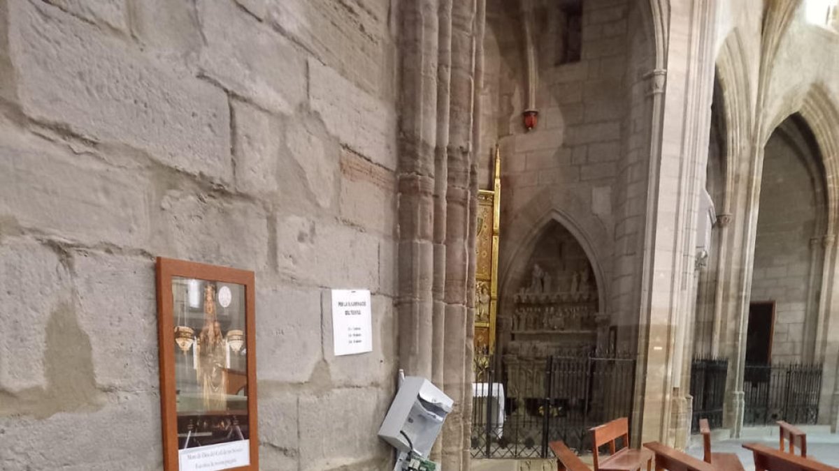 Imagen de la puerta reventada y del buzón de donativos que los ladrones dañaron para llevarse las monedas.