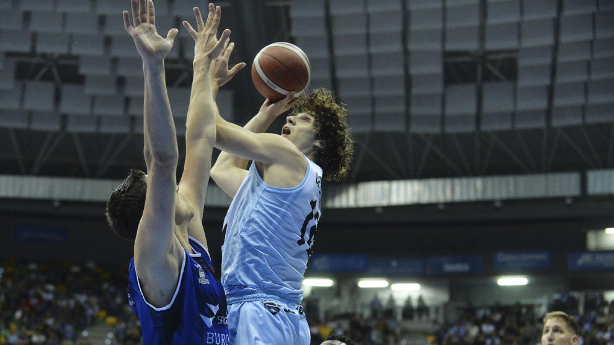 Rubén López de la Torre, el més efectiu ahir del Força Lleida amb diferència, intenta anotar davant la defensa de l'ex-ACB Carlos Suárez.