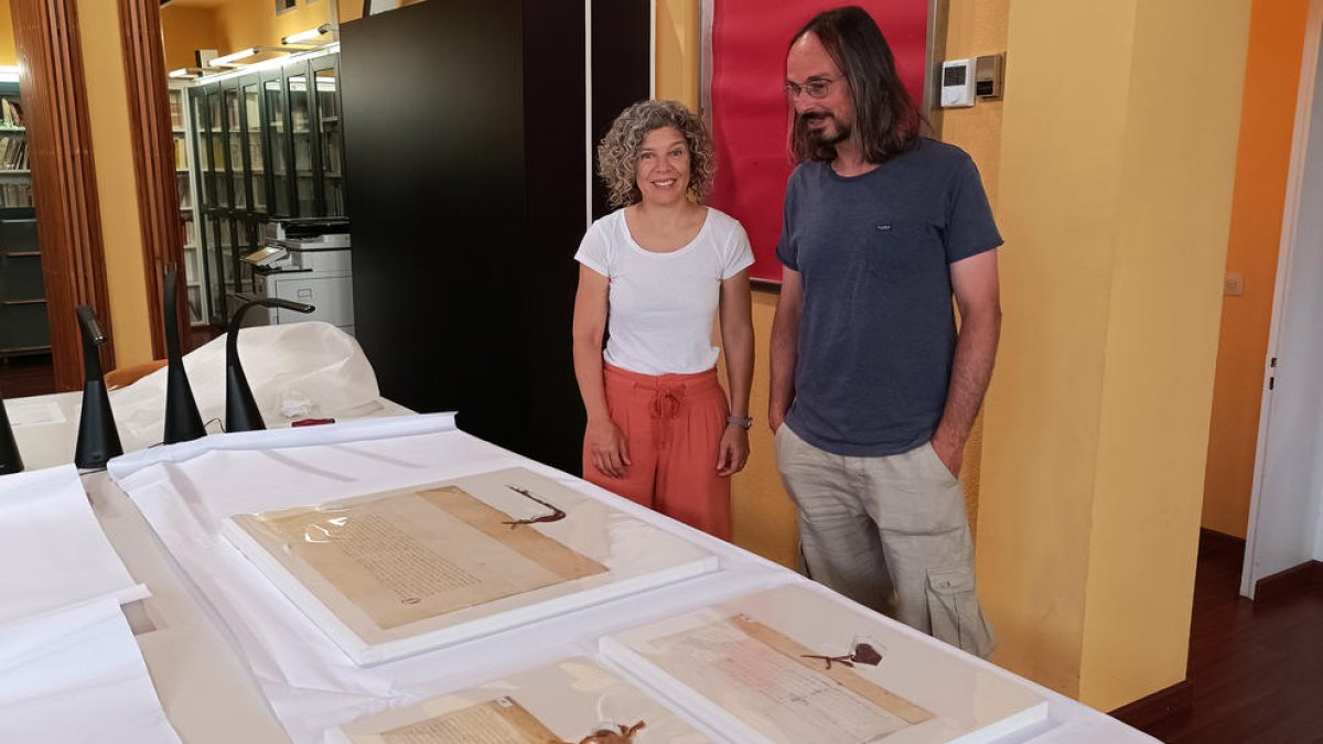 Restauran en Tàrrega medio centenar de pergaminos de los siglos XIII y XIV