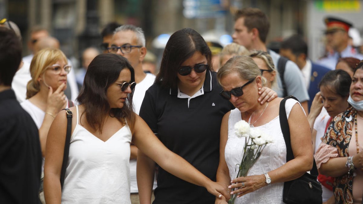 Familiares durante el homenaje a las víctimas del atentado del 17-A.