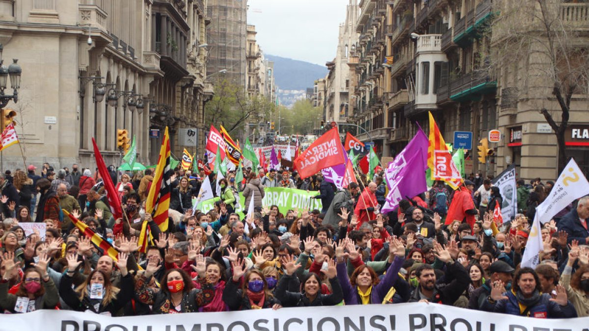 Los docentes cierran cinco días de huelga con una nueva manifestación por el centro de Barcelona