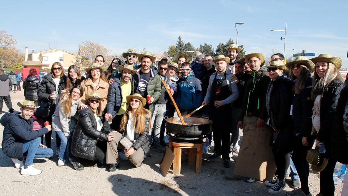 Doce 'colles' participan en el Concurs de Cassoles de El Palau d'Anglesola