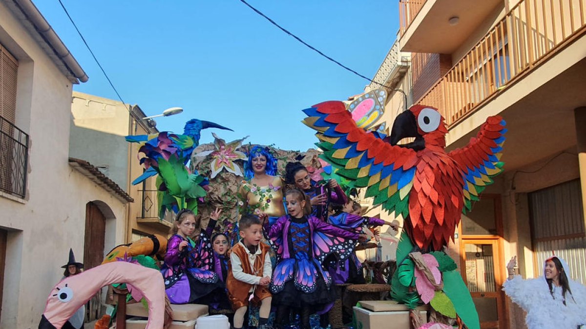 Una de les carrosses que van participar dissabte en la rua de Carnaval de Térmens.