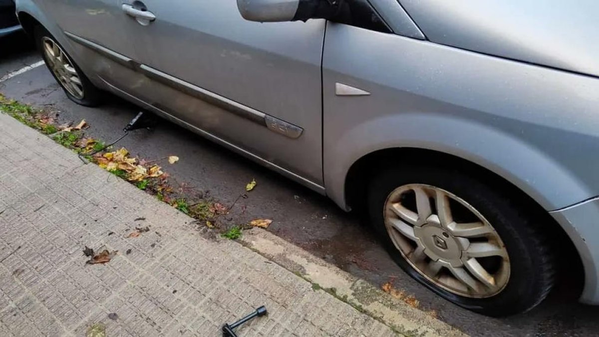 La mayoría de coches en la calle López Munuera tenían pinchadas dos ruedas del mismo lateral.
