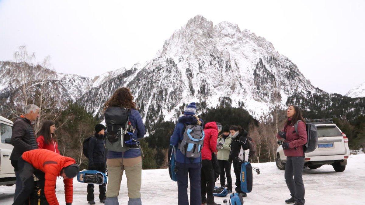 Turistas dispuestos a hacer una excursión por el Parc Nacional d’Aigüestortes y Sant Maurici durante la mañana de ayer.