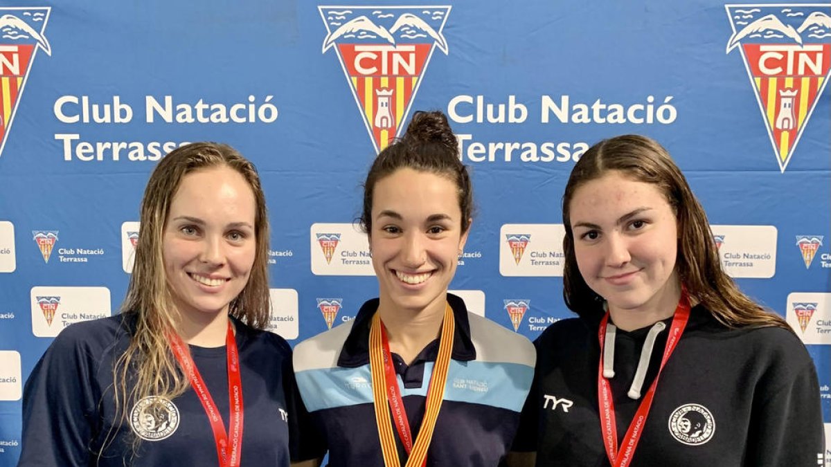 Cristina Garcia, a la izquierda, con su medalla de plata.
