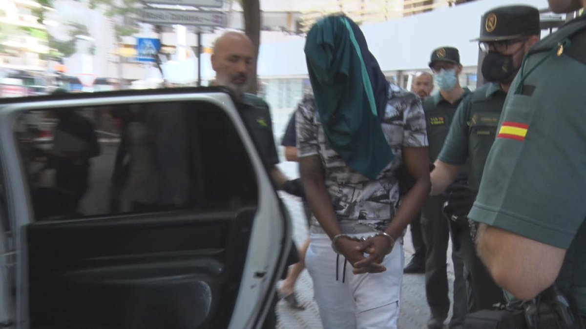 Agents de la Guàrdia Civil s’emporten un dels detinguts.