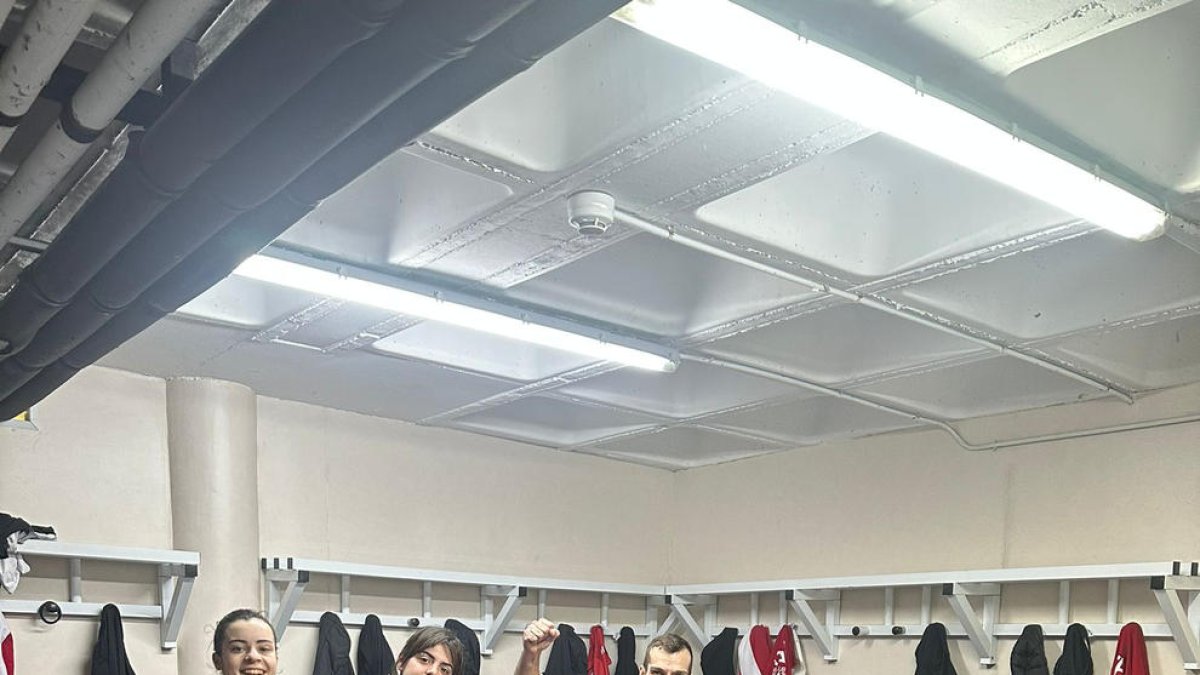 Las jugadoras del Alpicat celebran su primera victoria en la élite.