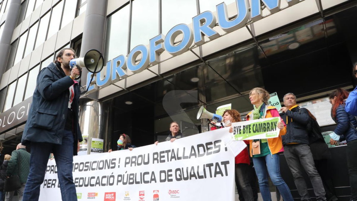 La concentración de docentes este miércoles ante la delegación del Govern en Lleida.