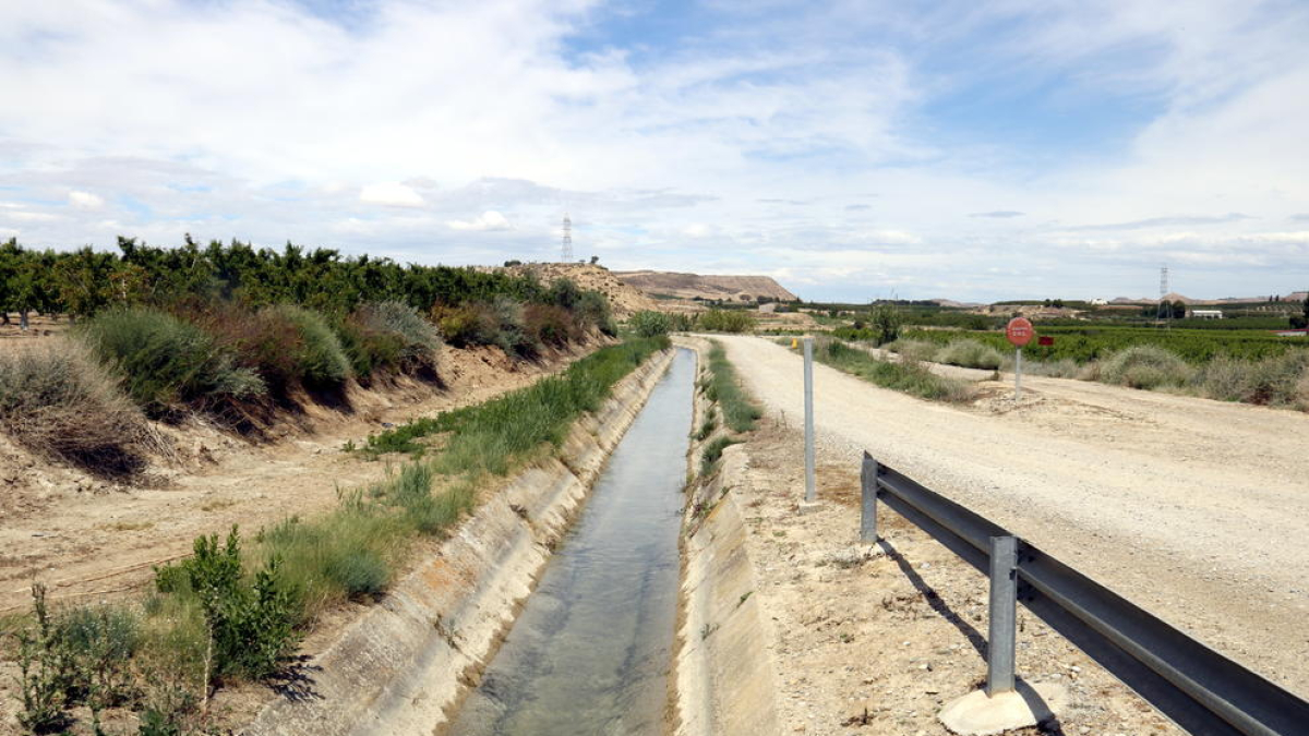 El canal Catalunya-Aragón a su paso por Seròs.
