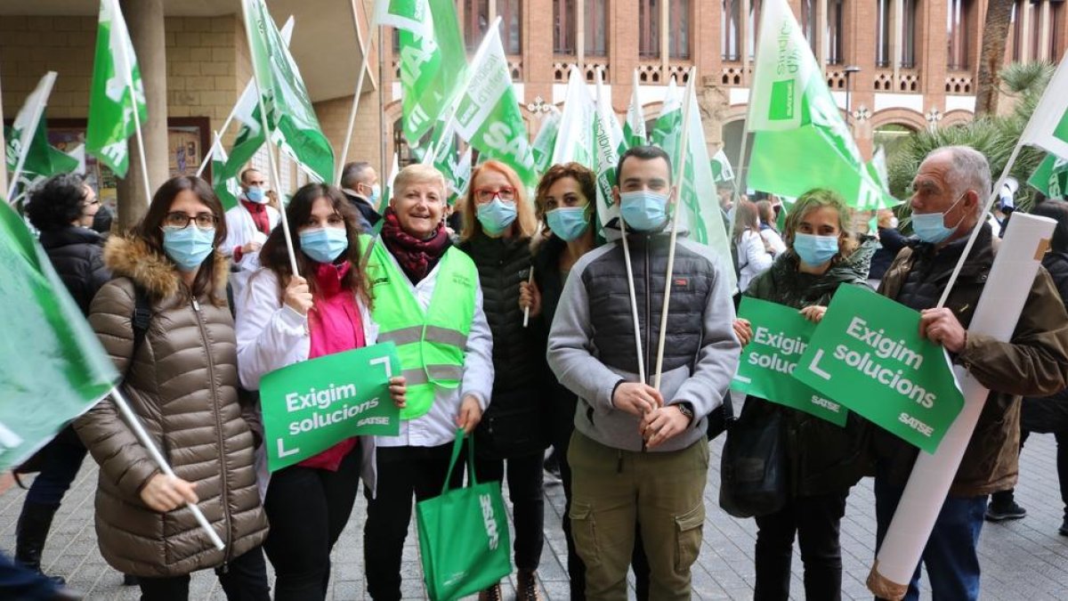 El grupo de delegados de SATSE Lleida que han asistido a la concentración.