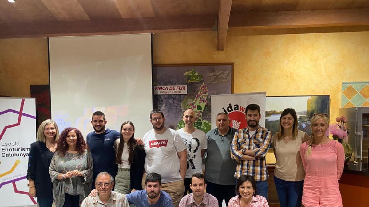 Los participantes en el curso, ayer en la bodega Costers del Sió de Balaguer.
