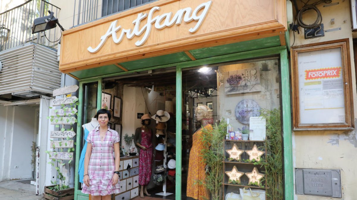 Una de las tiendas en la plaza Sant Joan, sin puerta.