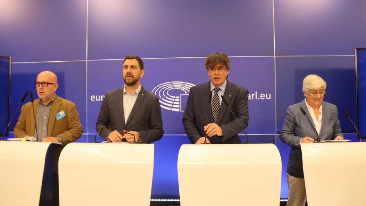 Toni Comín, Carles Puigdemont i Clara Ponsatí, ahir amb l’advocat Gonzalo Boye (esquerra) al conèixer-se la sentència del TGUE.