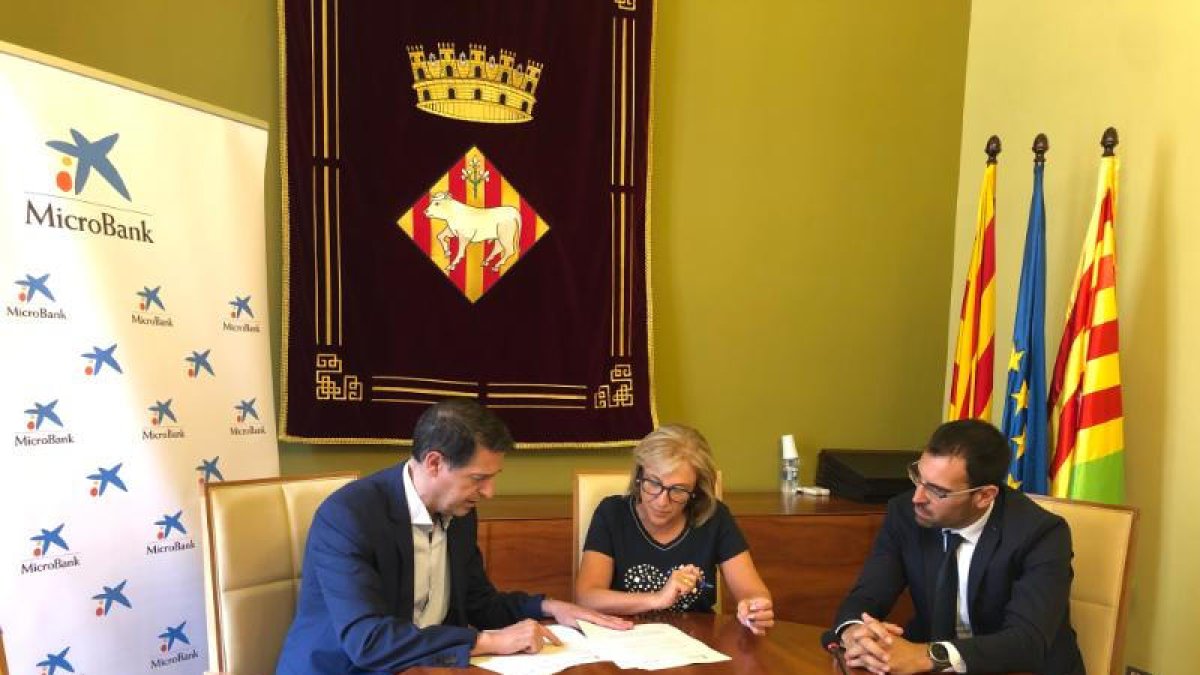 La firma entre l’ajuntament i responsables de MicroBank.
