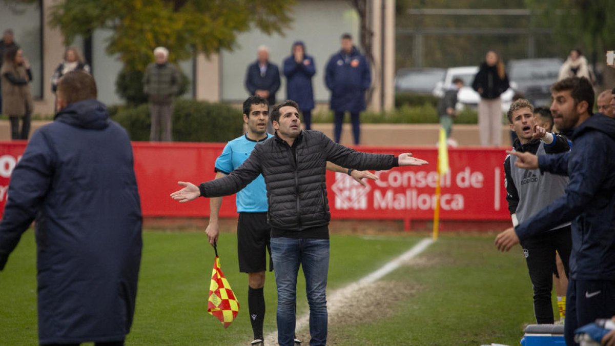 Pere Martí, amb els braços estesos i mirant cap a la grada, ahir durant el partit.