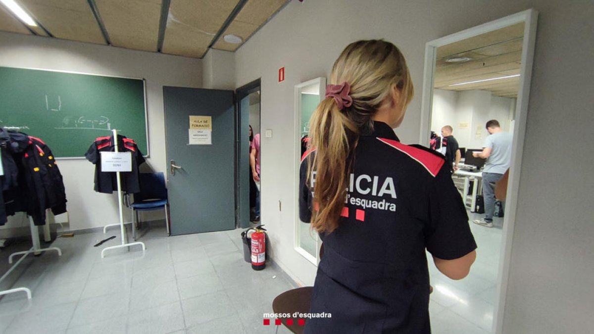 Agents dels Mossos es van emprovar ahir els nous uniformes del cos.