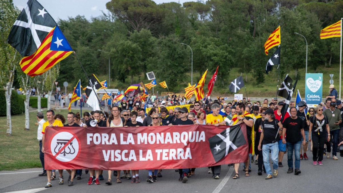 La manifestació contra la monarquia, ahir dirigint-se a l’hotel on se celebraven els premis.