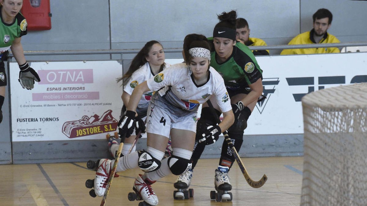 Laia Cid controla una bona en una acción del partido.