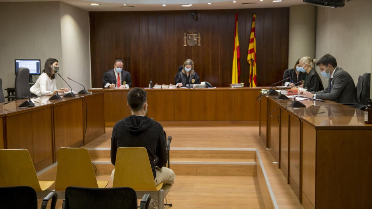 El jove condemnat durant la celebració ahir d’una vista de conformitat a l’Audiència de Lleida.