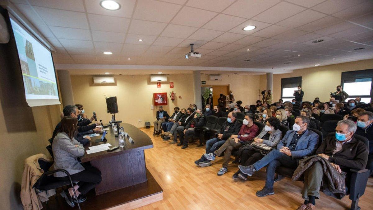El Govern presentó ayer a alcaldes y vecinos el plan de choque contra la despoblación que activará en Les Garrigues Altes.