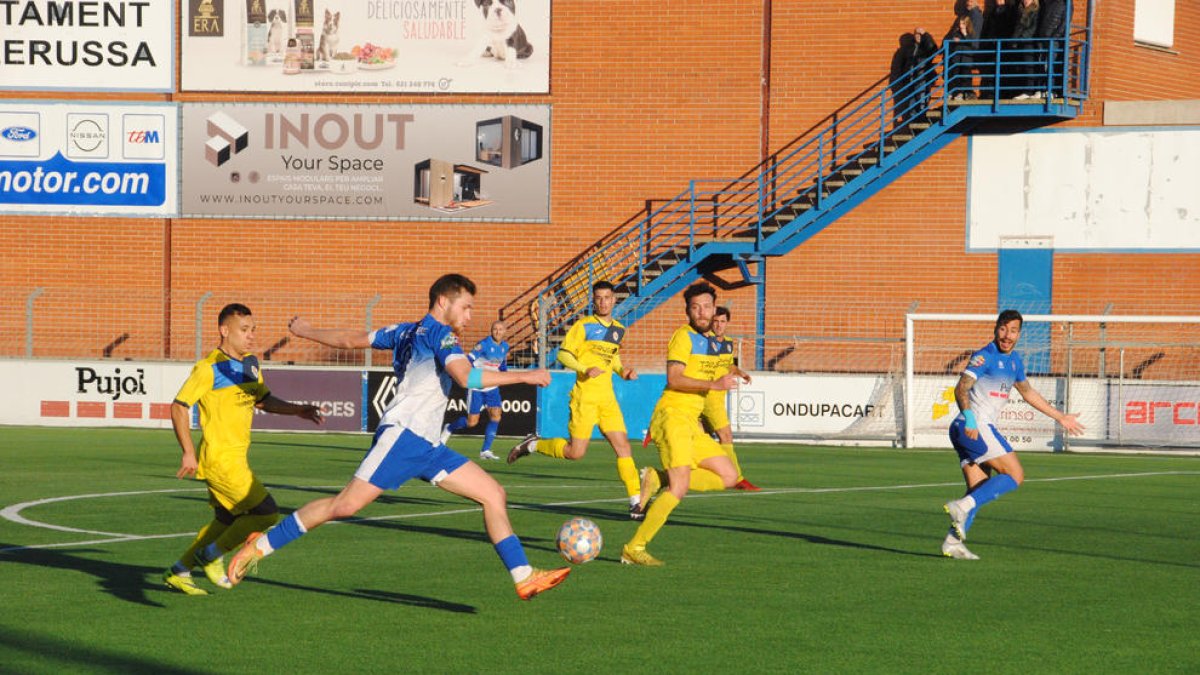 Un jugador del Mollerussa intenta el xut des de fora de l'àrea durant el partit d'ahir al Municipal.