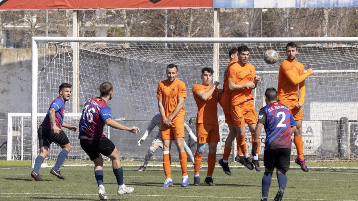 Julià Jou, del Tàrrega, llança una falta davant l’oposició de la barrera de l’Atlètic Lleida.