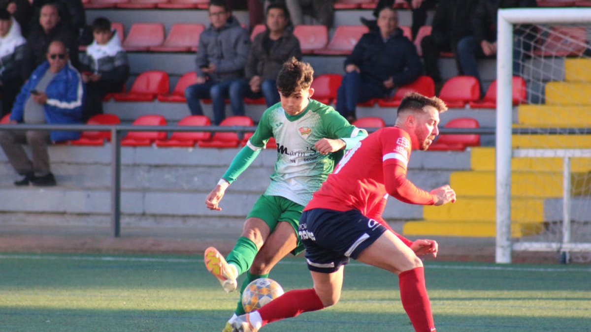 Ramon García tapona un disparo de un atacante del Llefià.