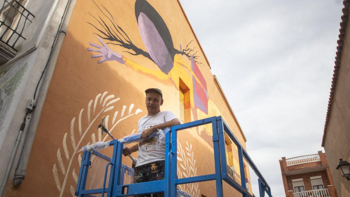 L’il·lustrador Valentí Gubianas va iniciar el mural commemoratiu del centenari de Josep Vallverdú.