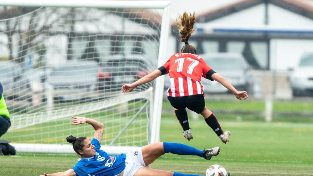 Jeni va a terra en una acció defensiva per evitar que Sara Ortega arribi a la pilota.