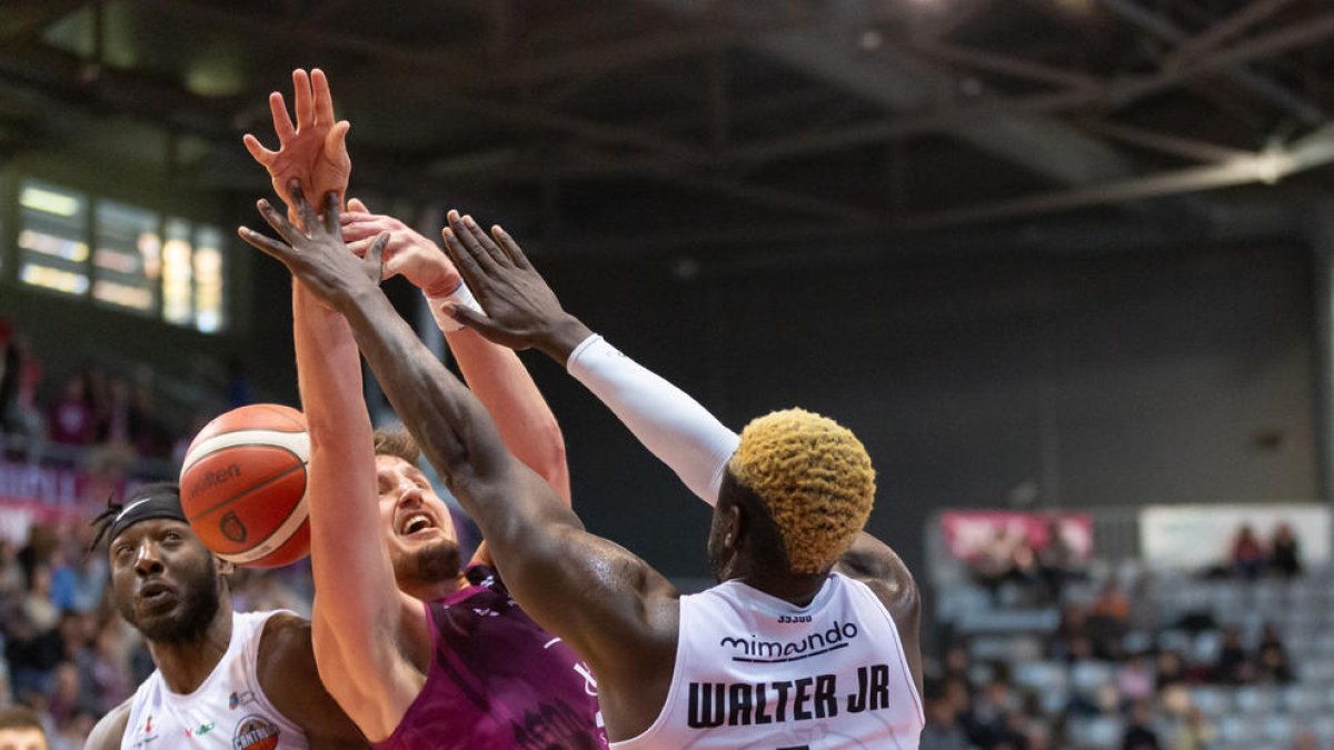 Vucevic lucha entre Walter y Moussa en el partido de ayer.