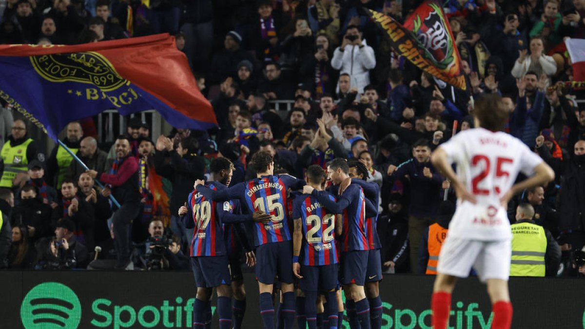 Els blaugranes celebren un dels tres gols anotats ahir.