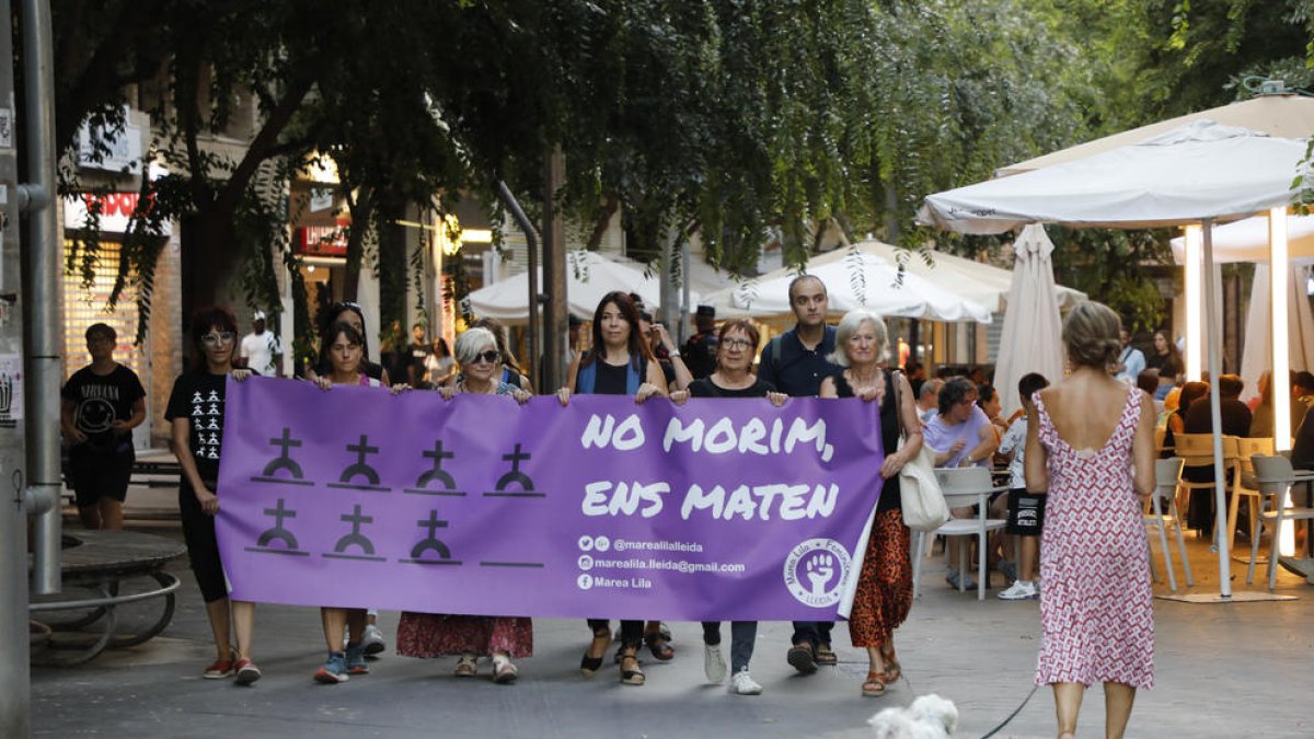 Marcha contra los feminicidios que salió ayer desde la plaza Ricard Viñes de Lleida.